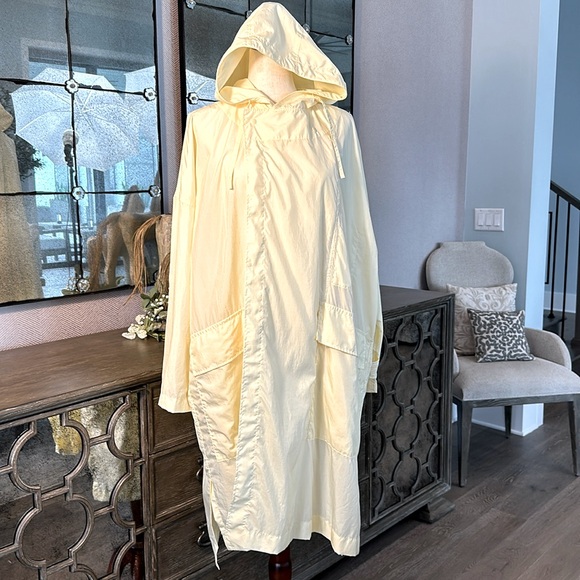 Uniqlo U packable yellow over sized hooded rain poncho. - Picture 1 of 14